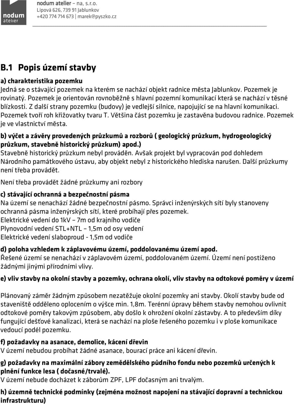 Pozemek tvoří roh křižovatky tvaru T. Většina část pozemku je zastavěna budovou radnice. Pozemek je ve vlastnictví města.