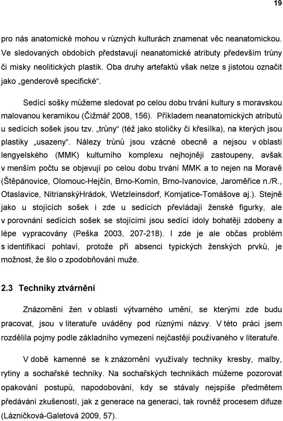 Příkladem neanatomických atributů u sedících sošek jsou tzv. trůny (též jako stoličky či křesílka), na kterých jsou plastiky usazeny.