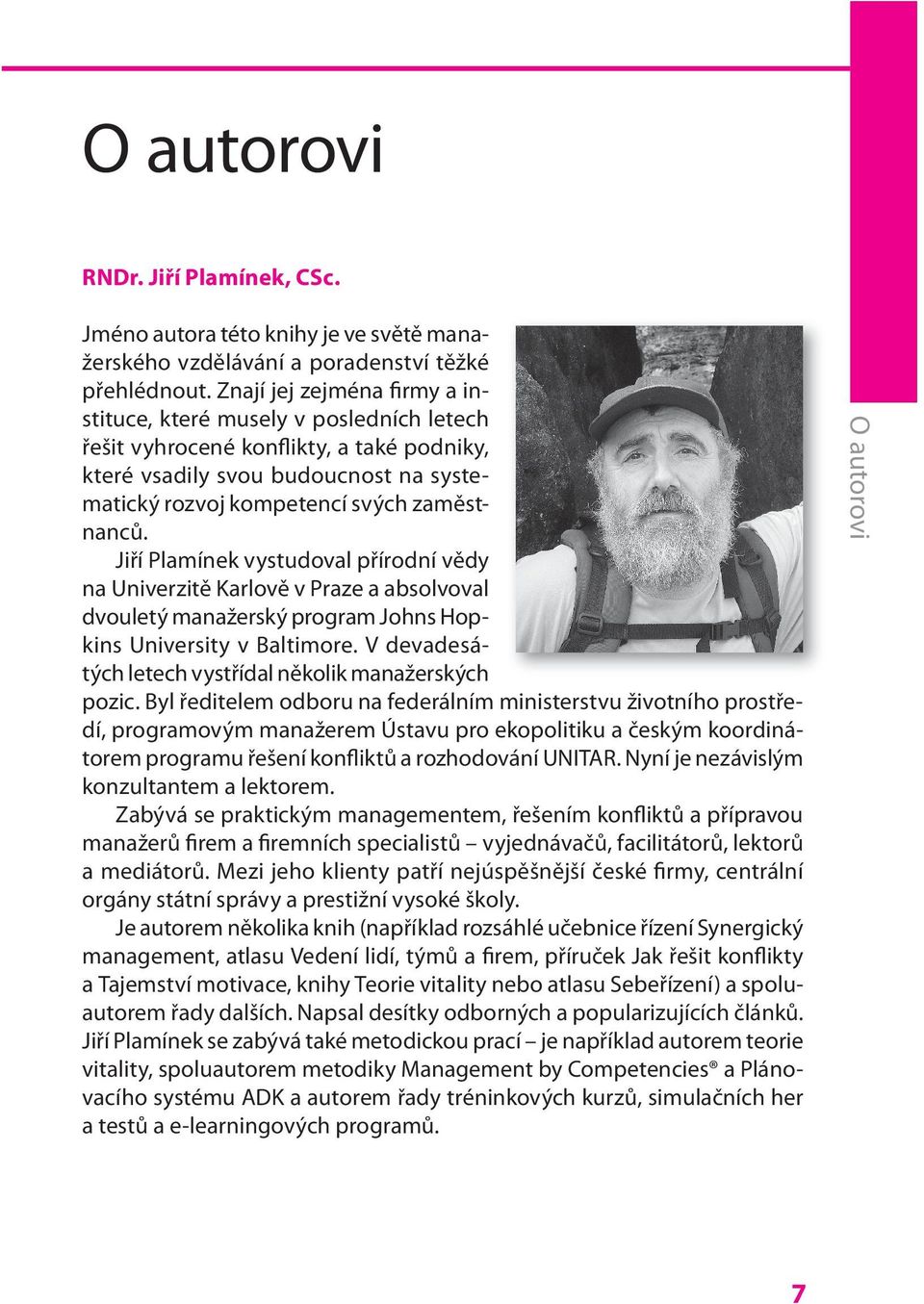 Jiří Plamínek vystudoval přírodní vědy na Univerzitě Karlově v Praze a absolvoval dvouletý manažerský program Johns Hopkins University v Baltimore.