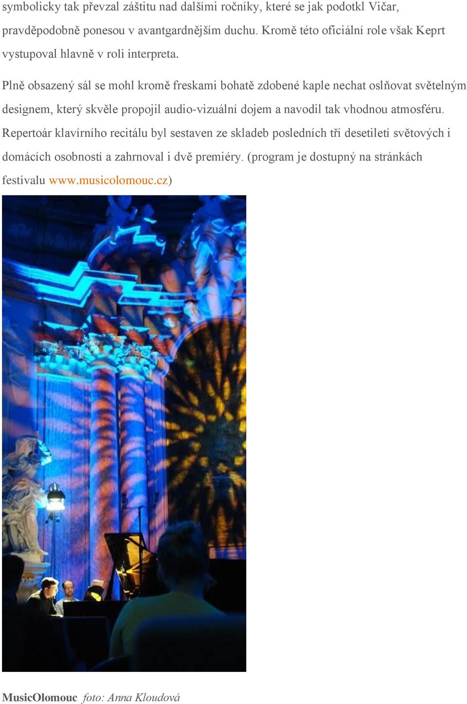 Plně obsazený sál se mohl kromě freskami bohatě zdobené kaple nechat oslňovat světelným designem, který skvěle propojil audio-vizuální dojem a navodil