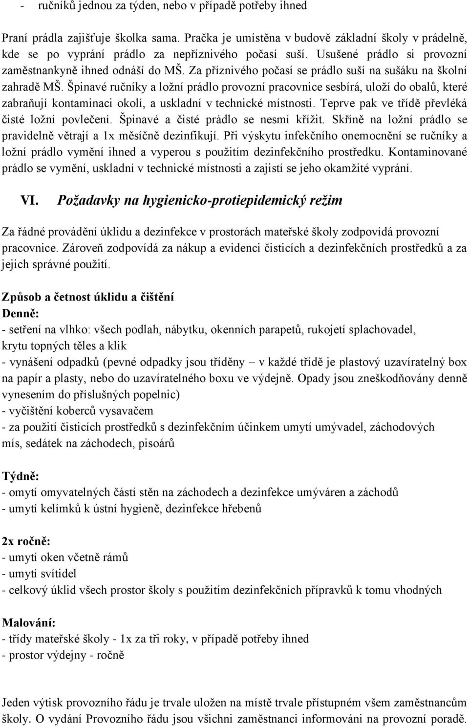 Špinavé ručníky a ložní prádlo provozní pracovnice sesbírá, uloží do obalů, které zabraňují kontaminaci okolí, a uskladní v technické místnosti. Teprve pak ve třídě převléká čisté ložní povlečení.