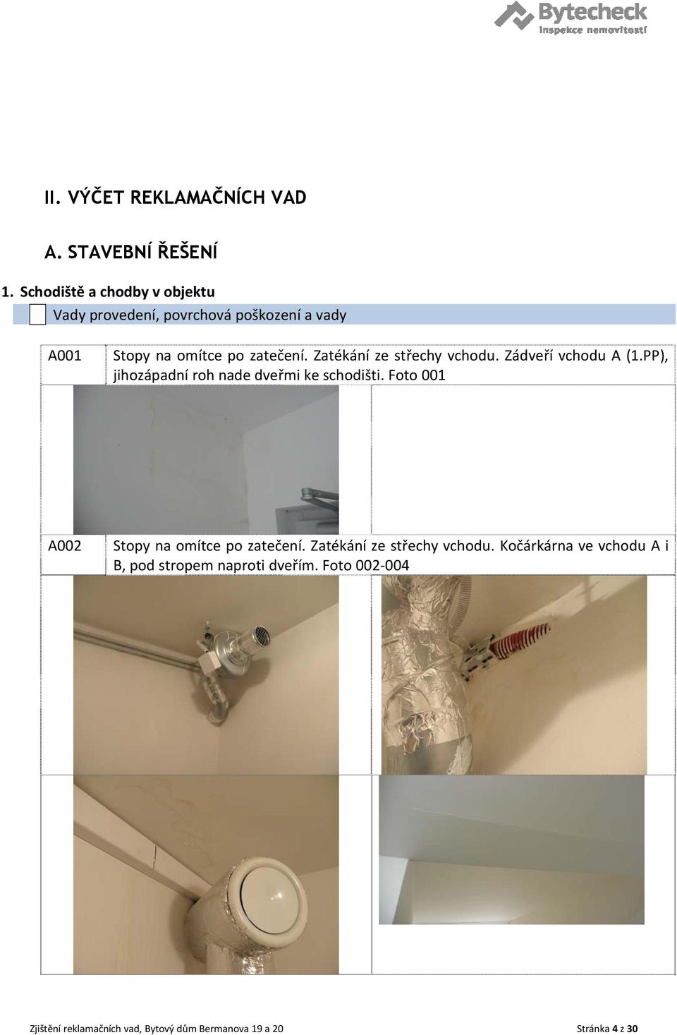 Zatékání ze střechy vchodu. Zádveří vchodu A (1.PP), jihozápadní roh nade dveřmi ke schodišti.