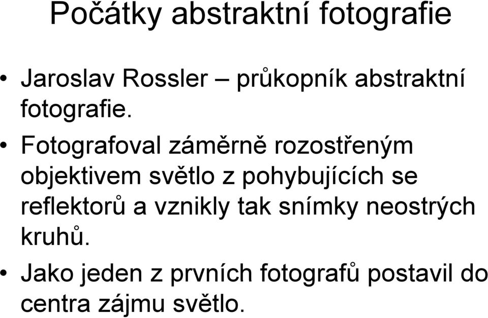 Fotografoval záměrně rozostřeným objektivem světlo z pohybujících