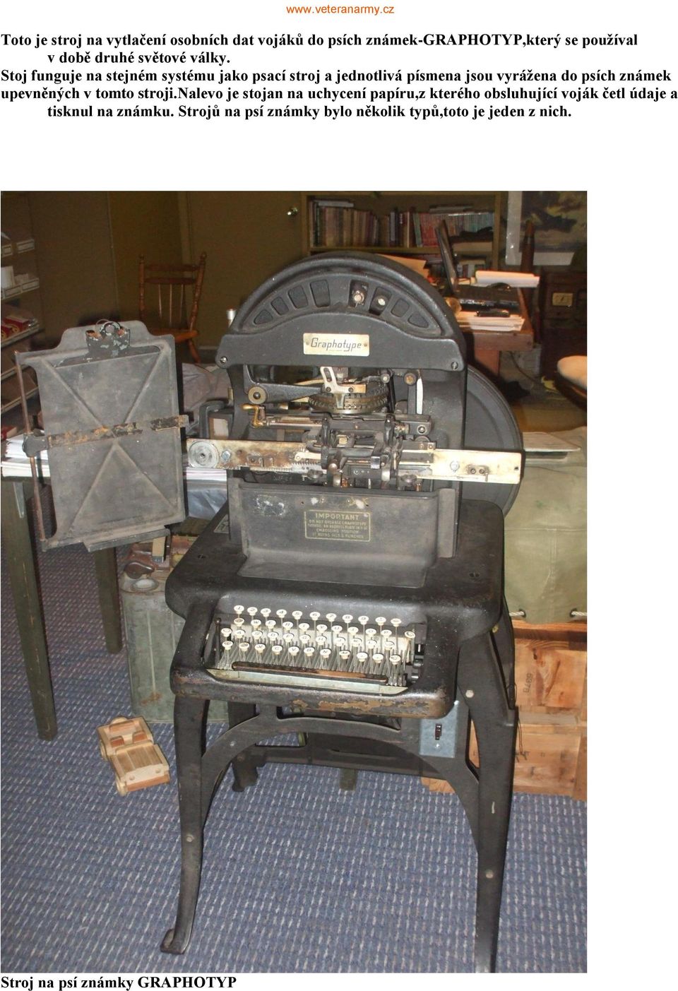 Stoj funguje na stejném systému jako psací stroj a jednotlivá písmena jsou vyrážena do psích známek