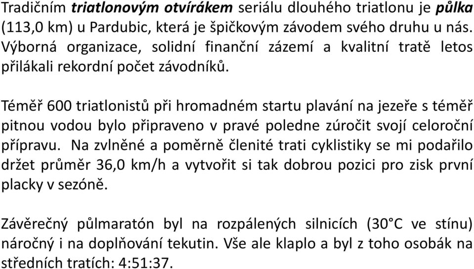 Téměř 600 triatlonistů při hromadném startu plavání na jezeře s téměř pitnou vodou bylo připraveno v pravé poledne zúročit svojí celoroční přípravu.