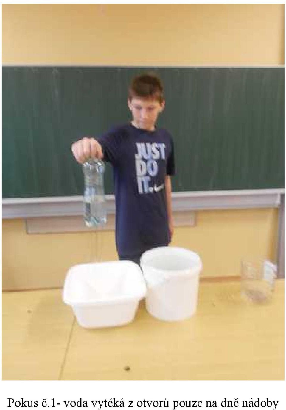 vytéká z