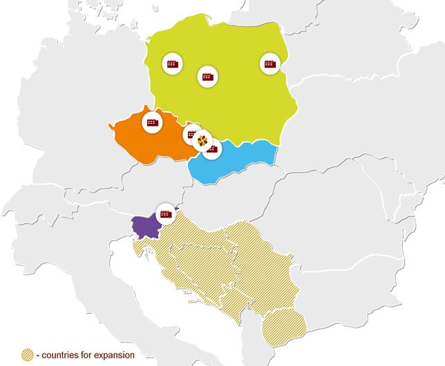 Klíčové informace o skupině Kofola Hlavní finanční ukazatele [mczk] Výnosy po segmentech* % Sycené nápoje 3 513,7 49% Vody 1 854,5 26% Sirupy 870,5 12% Nesycené nápoje 559,9 8% Ostatní 392,2 5%