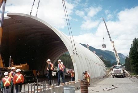 Prefabrikované segmenty tloušťky 300 mm jsou osazeny a zainjektovány do žlabu v základovém. Obr. 1.2 Přechod pro zvěř přes Trans-Canada Highway; vpravo výstavba (Montgomery, 1994).
