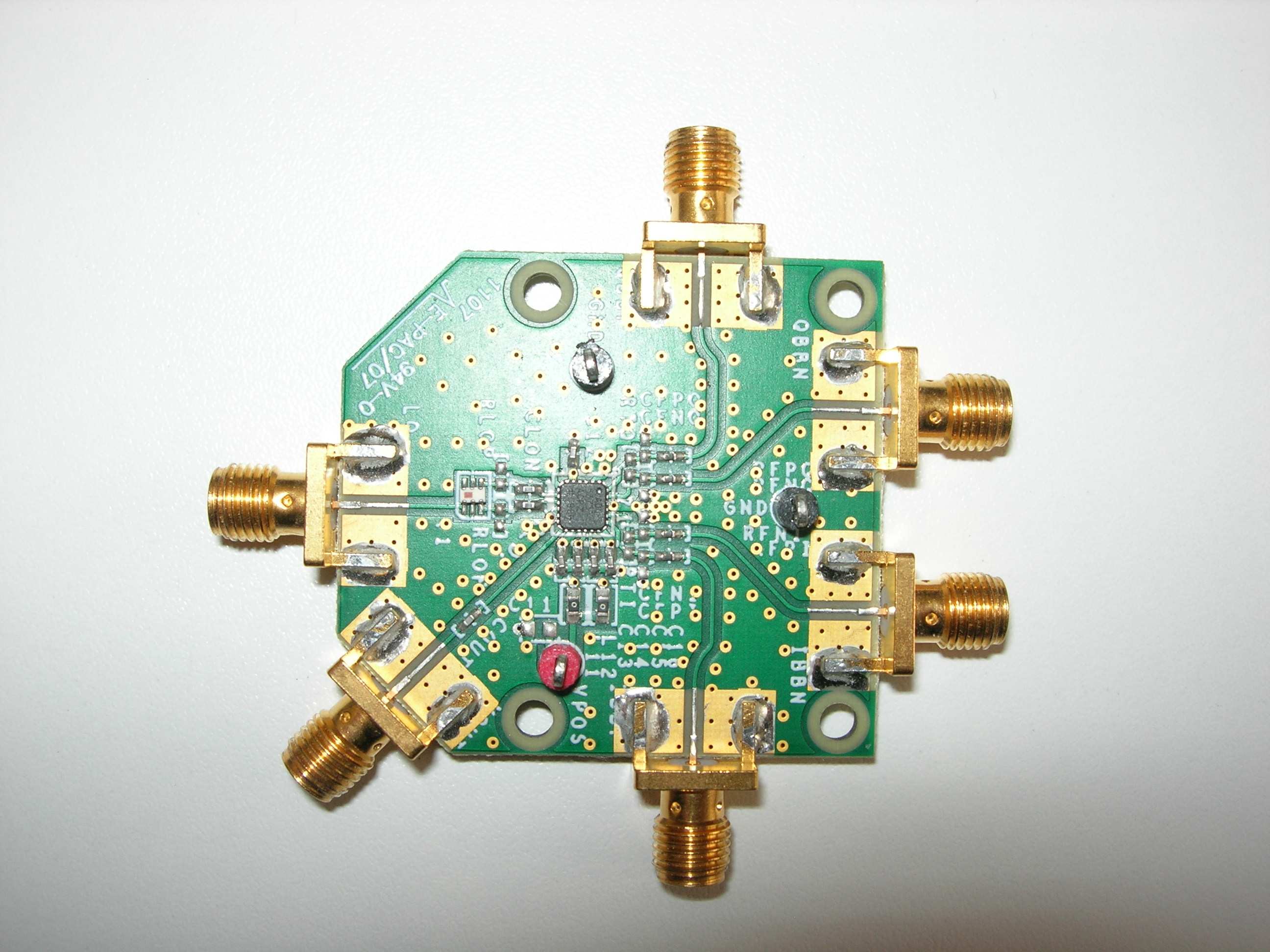 4 Popis použitých komponent pro laboratorní pracoviště 4.1 ADL5373 ADL5373 je kvadraturní modulátor pracující ve frekvenčním pásmu od 2.4GHz do 2.7GHz.