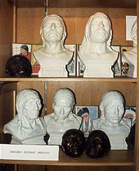 Hrdličkovo muzeum člověka V muzeu můžete vidět : expozici evoluce člověka kolekci trepanovaných lebek sbírku otisků částí těl pygmejů busty a obličejové masky amerických