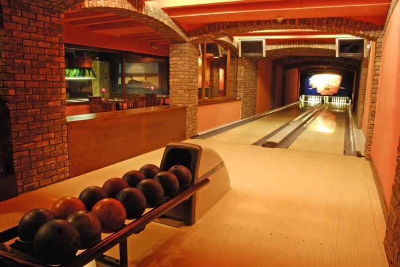 OSTATNÉ AKTIVITY HOTELA PARTIZÁN Spoločensko-zábavné centrum LIMBUS dve bowlingové dráhy dva biliardové stoly šípky stolný futbal Nintendo Wii hry Atraktívne priestory ponúkajú možnosti zábavy,