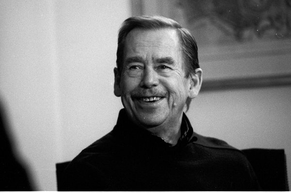 O Václavu Havlovi Strana 4 Václav Havel se narodil v roce 1936. Jeho otec byl Václav Havel starší a jeho maminka se jmenoval Božena Havlová roz. Vavrečková.