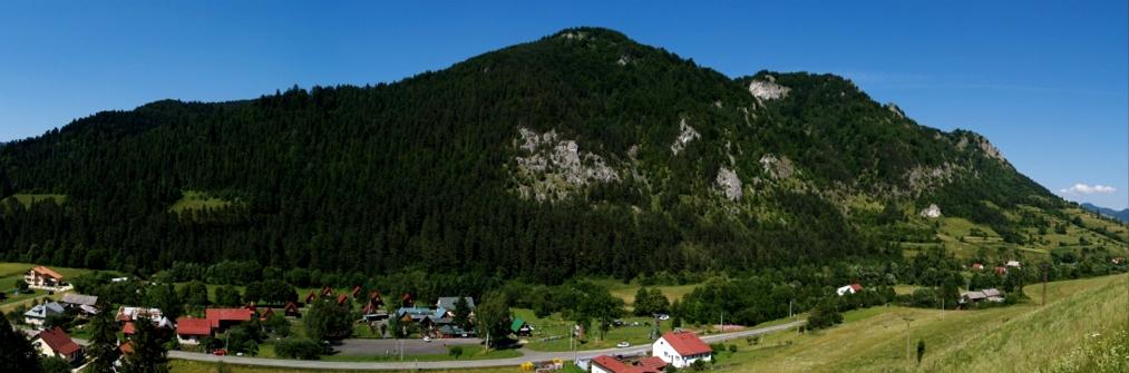 Ponuka pre školské výlety na jar 2011 / Pieniny Chatky, Haligovce Lokalita: Pieninský národný park - Haligovce Počet chát: 14 chát (spolu 112 osôb) Vybavenie chaty: 2 x trojlôžková izba a 1 x