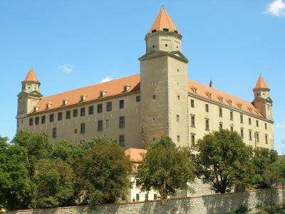 Bratislavský hrad Prvá písomná zmienka o hrade bola v r. 907.