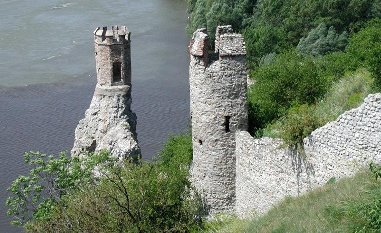 Hrad Devín sa nachádza nad sútokom rieky Dunaja a Moravy.