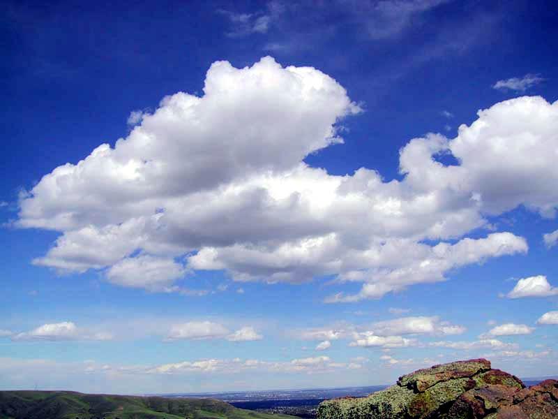 Oblaky: Oblak, lidově též mrak nebo mračno (1. p. množného čísla a 4. p. oblaky i oblaka, 2. p. oblaků i oblak), je viditelná soustava malých částic vody nebo ledu (případně jiných látek) v atmosféře Země nebo jiných planet.