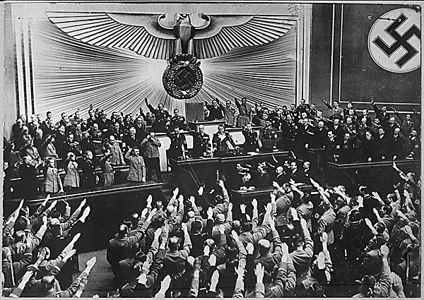 Hitler přijímající ovace v říšském sněmu po anšlusu Rakouska.