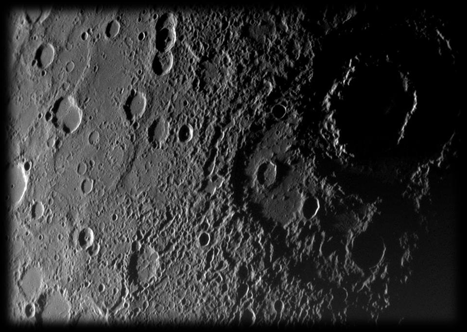 - nejmenší planeta - povrch podobný Měsíci krátery,