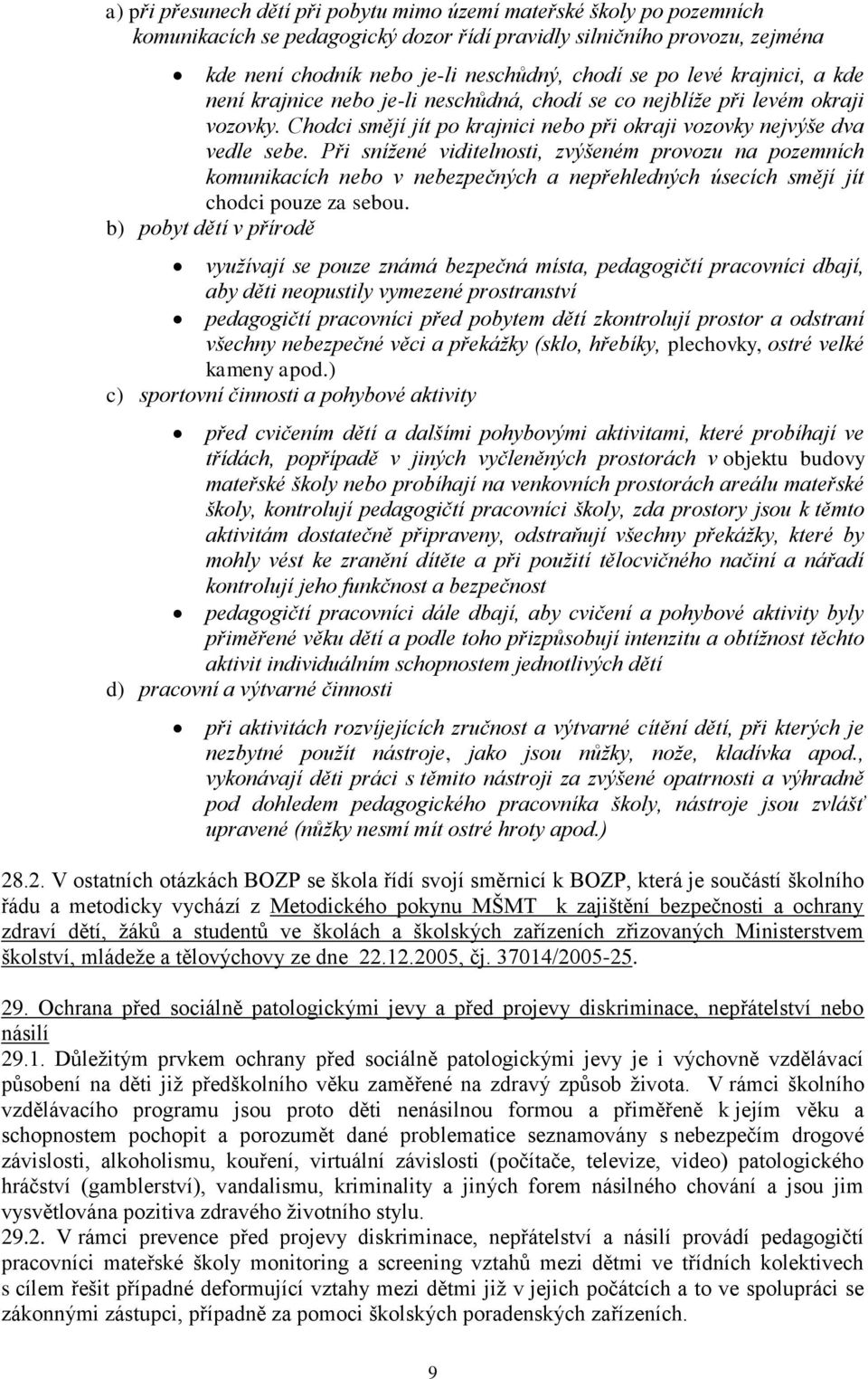 Při snížené viditelnosti, zvýšeném provozu na pozemních komunikacích nebo v nebezpečných a nepřehledných úsecích smějí jít chodci pouze za sebou.