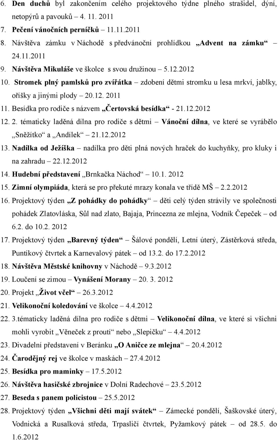 Stromek plný pamlsků pro zvířátka zdobení dětmi stromku u lesa mrkví, jablky, oříšky a jinými plody 20
