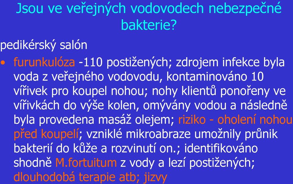 provedena masáž olejem; riziko - oholení nohou před koupelí; vzniklé mikroabraze umožnily průnik bakterií do