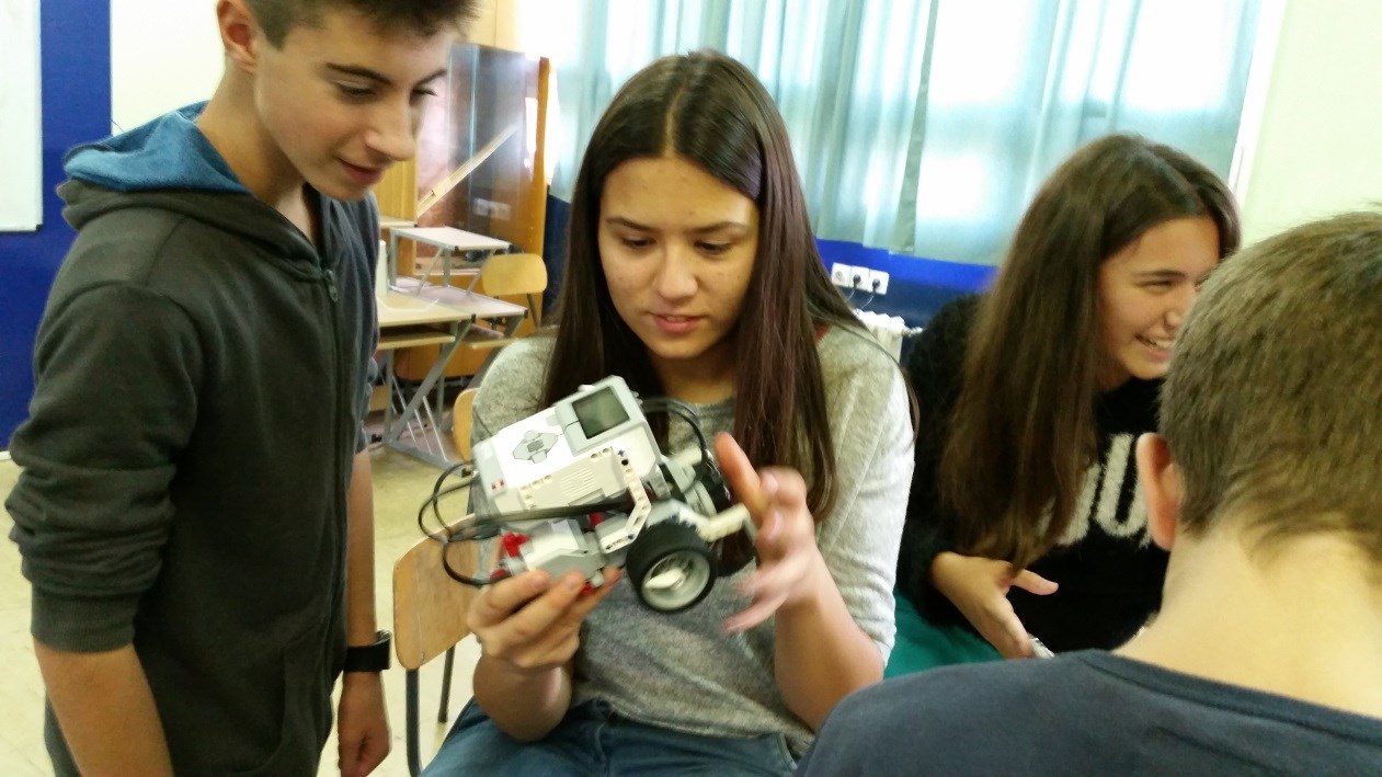 Упознавањем са компонентама Лего робота ученици продубљују своја знања из биологије, физике и технике.