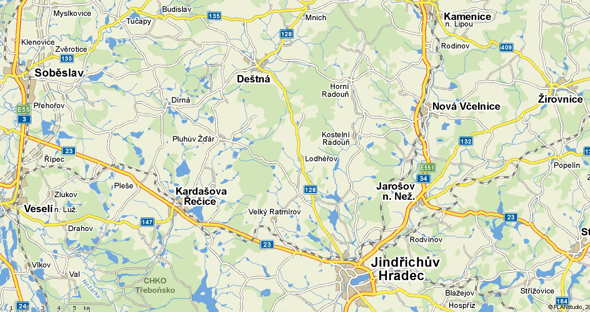 Podkladová analýza vybraných přírodě blízkých opatření v povodí Neţárky OBEC KOSTELNÍ RADOUŇ 1 Úvodní informace Obec Kostelní Radouň leţí 9 km severně od Jindřichova Hradce. Obr. 1. Mapa širšího okolí Obcí protéká Radouňský potok.