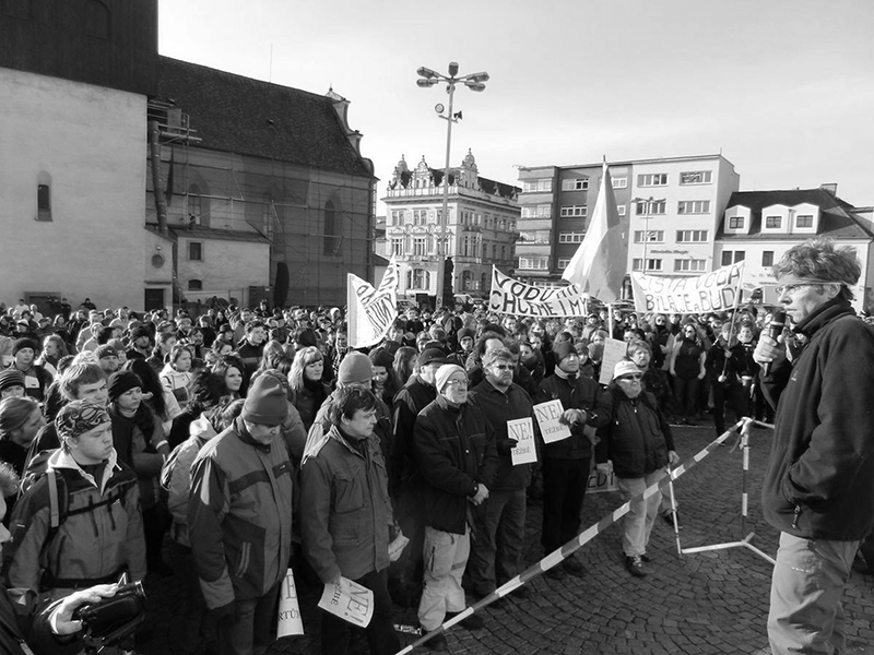 13 Ochrana veřejných zájmů vs. těžba nerostných surovin Případ HF nutně evokuje otázku, jak je možné, že aniž cokoli tušíte, tak se jednoho dne probudíte uprostřed nějakého průzkumného území.