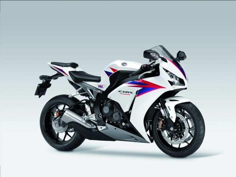 CBR1000RR Fireblade Je tomu již dvacet let, kdy první generace modelu Fireblade navždy změnila svět sportovních motocyklů a jasně definovala pojmy "totální kontroly" a "radosti z jízdy".