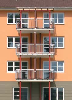18 POPIS KONSTRUKÈNÍCH PRVKÙ STROPSYSTEM Balkóny a lodžie Balkónové a lodžiové desky jsou dílce pøedsazených, polozapuštìných nebo zapuštìných stropních konstrukcí urèených pøevážnì pro bytové a