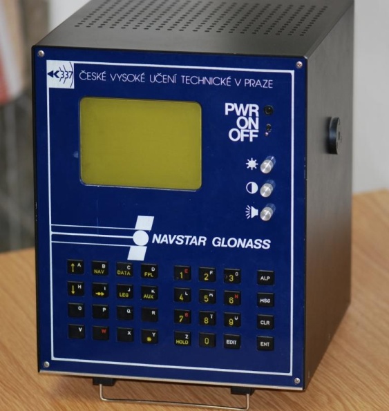 Pokusný přijímač signálů systému GLONASS diplomová práce Zdeňka Bílka a Pavla Kellera z r. 1996. Řídicí a zobrazovací jednotka přijímače dlouhovlnného (10,2 13,6 khz) navigačního systému Omega (1985).