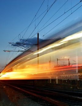 Strategie implementace ETCS L2 Závěry Na souvislých úsecích tratí vybavených ETCS délky řádově stovek km bude bezprostředně po jeho uvedení do provozu zakázán vstup vlakům vedených vozidlem bez
