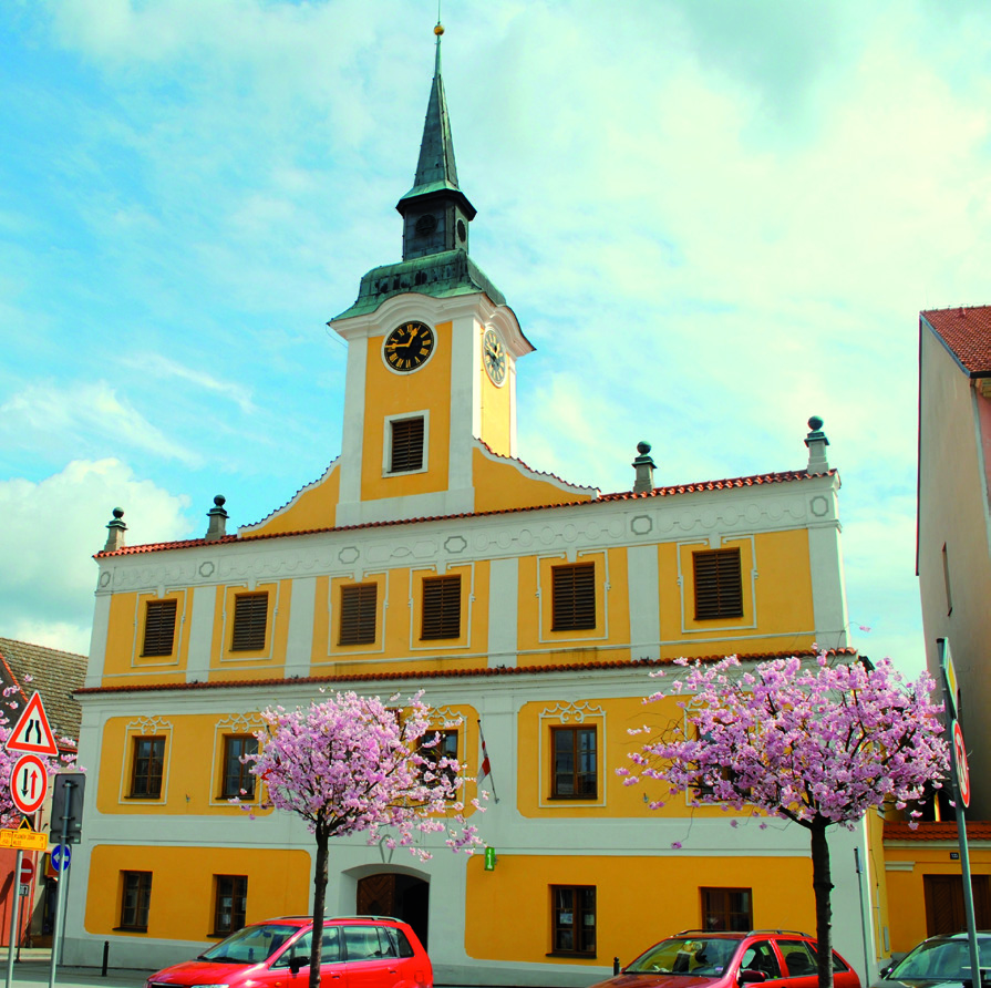 Lomnice nad Lužnicí 6 Počet památek _ 3 Město Lomnice nad Lužnicí vzniklo ve 13. století z tržní osady při raně gotickém hradu. Dominantou náměstí 5.