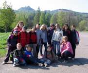 Šestý den čtvrtek 5. května 2011. (Kliknutím otevřete fotoalbum) Píší žáci V. A Lída, Adéla a Lucka. Milí spolužáci. Chceme Vám popsat dnešní výlet. Vyrazili jsme z tábora v 9.00 hod.