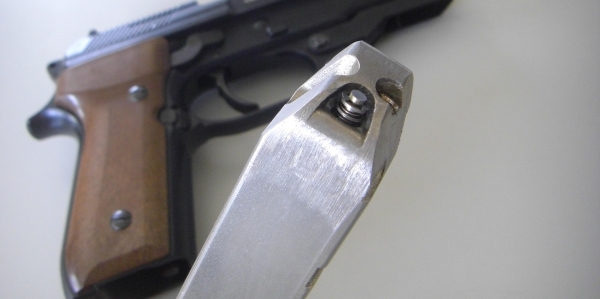 Tokyo Marui: Nová naděje Ačkoliv se na trhu stále objevují pistole konstrukčně z éry klasického airsoftu, tedy s nutností připojení hadičky k externí nádrži na plyn či stlačený vzduch, jsou rychle
