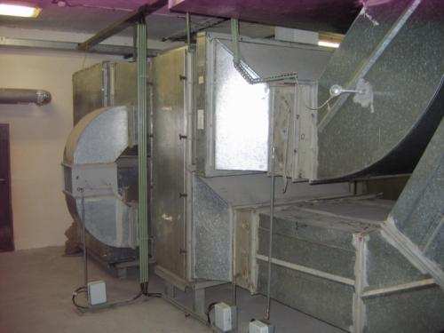 ENERGETICKÝ AUDIT Budova Dům kultury ve Vsetíně - 85 - Foto č. 30: VST, expandér, rozdělovač a sběrač ÚT Foto č. 31: Rozvody ÚT a TV pod stropem I. N. P.