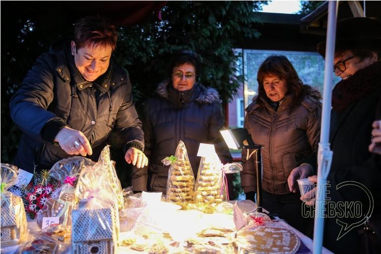 1. adventní neděli, tedy 27.11.2016 se po 16:00 hodině začali scházet před městskou radnicí místní občané, aby se jako každý rok podívali na rozsvěcení vánočního stromku.