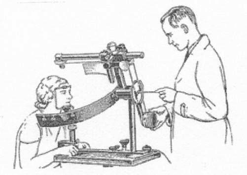Obr. 14: Försterův perimetr 5.4.1.2. Ruční perimetr Je to přístroj Försterova typu s menšími rozměry, poloměr zakřivení oblouku je 150 mm. Místo stojanu je rukojeť.