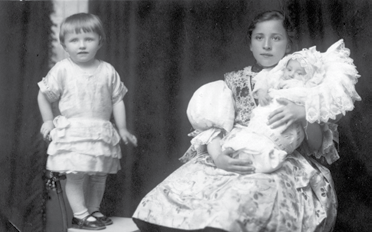 1914 1927 RODINA A DĚTSTVÍ 2 3 4 1. Kostel svaté Anny v Huštěnovicích. 2. Třináctiletá Tonečka s neteřemi, den před vstupem do kláštera 5. července 1927. 3. P.