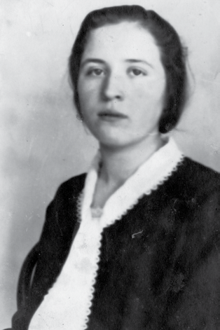 1927 Frýdlant nad Ostravicí Praha 1933 JEJÍ POVOLÁNÍ 1 2 3 1. Absolventka Učitelského ústavu v Praze. 2. Farní kostel sv. Bartoloměje ve Frýdlantě nad Ostravicí. 3. Na výletě se školou v Děčínských skalách, v první řadě třetí zleva.