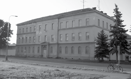 1953 1960 VE VĚZENÍ V PARDUBICÍCH A NA PANKRÁCI 1 2 3 4 1. Odsouzená 39letá Antonie Hasmandová. 2. Pardubická věznice. 3. Dopis z vězení generálnímu tajemníkovi OSN. 4. Dopis sestře Emilii z Pankráce.
