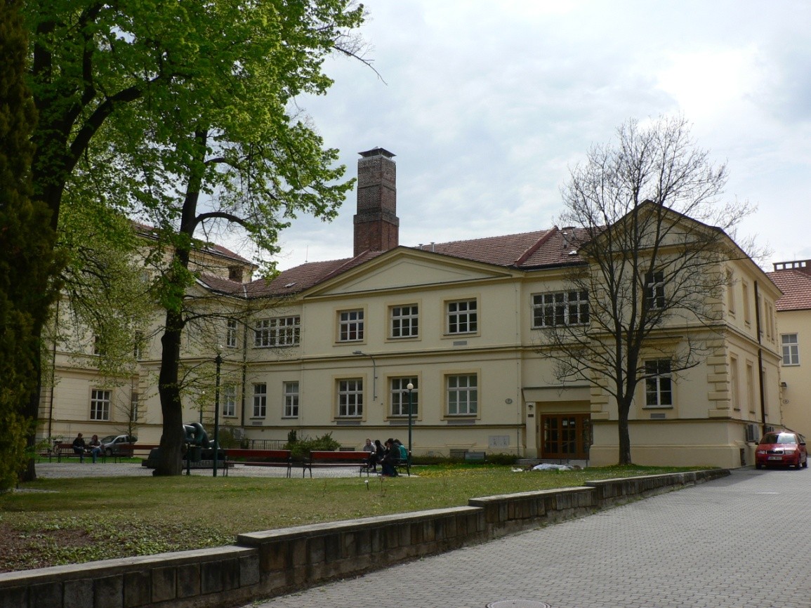 Při zřízení Masarykovy univerzity v Brně byla přírodovědecká fakulta, jako jedna ze čtyř zakládajících fakult, prozatímně umístěna do budov původně zřízených pro městský chudobinec.