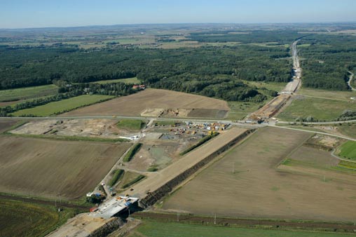 V zimních měsících je povrchová vrstva na svazích extrémně namáhána váhou sněhu a ledu, a proto je nutné klást velký důraz na výběr vhodného geosyntetika především s ohledem na pevnost a způsob