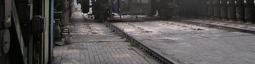 HP4-6-81089 13 upěchována na pěchovacím stroji do tvaru hranolu, se sypným způsobem provozu (VKB 11) je zavážena gravitačně pomocí plnícího vozu.