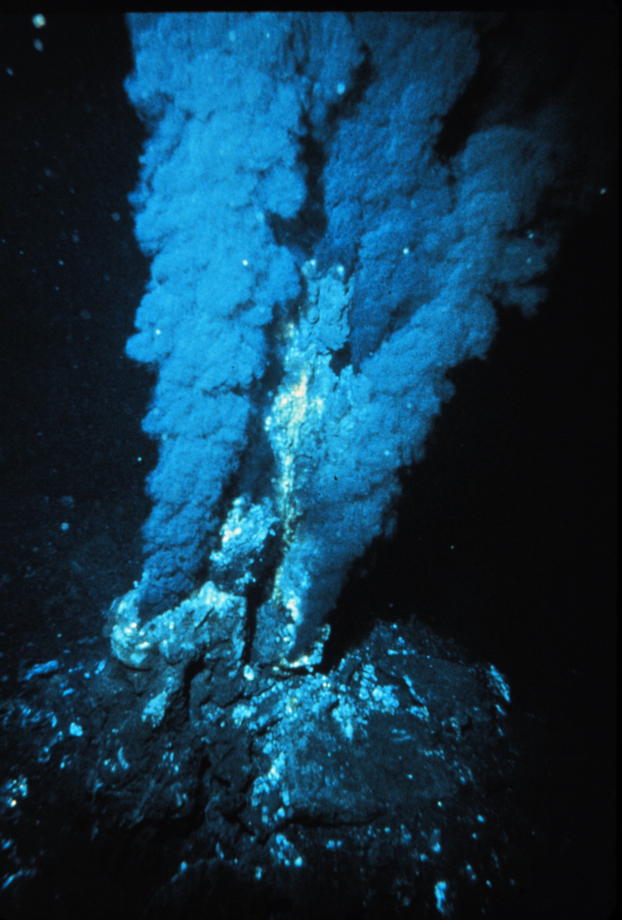 Superkritická kapalina v přírodě podmořské vulkány jsou běžným prvkem oceánského dna, jejich přítomnost se projevuje výbuchy páry a narušováním skalisek u hladiny moře mnohé leží ve velké hloubce