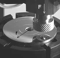 2. PRINCIP PIN ON DISC TESTU Při analýze Pin on Disc je na povrch vzorku ve tvaru disku přiloženo PIN tělísko ve formě válečku nebo nerotující kuličky (obr.