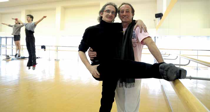 ROZHOVOR S CHOREOGRAFY ROZHOVOR S CHOREOGRAFY Philippe Talard (P) Eric Trottier (E) Igor Vejsada (I) Všichni tři jste si prošli profesí tanečníka i choreografa. Jak se tyto dvě profese liší?