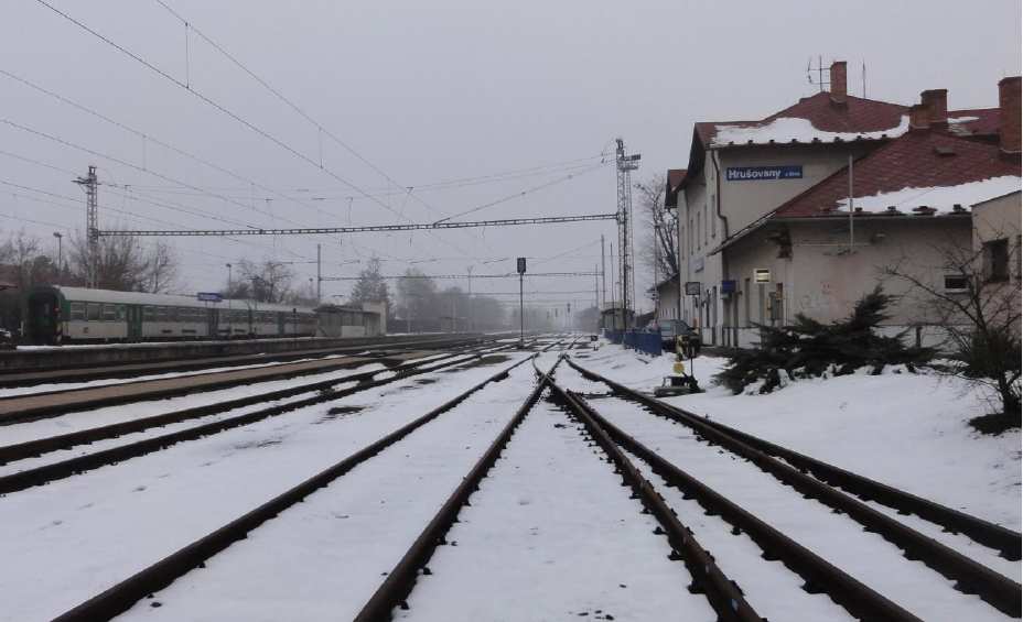 Obr. 5 Žst. Hrušovany u Brna, prostor pro navrhované vnější a ostrovní nástupiště Literatura: [1] AF-CITYPLAN s.r.o. Revitalizace a elektrizace tratě Hrušovany u Brna Židlochovice. Technická studie.