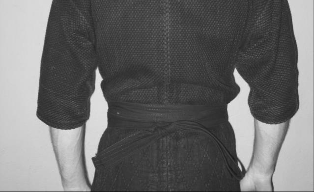 Hakama Uvazování Delší obi obtočíme dvakrát kolem pasu a vzadu uděláme mašli.