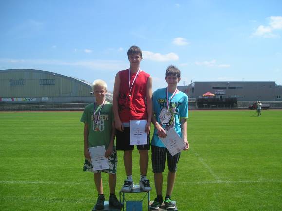 Sportovní atletické úspěchy školního roku 2010/2011 Žáci se v loňském roce zúčastnili všech atletických závodu. Probíhal Pohár rozhlasu, Atletický čtyřboj a Olympiáda.